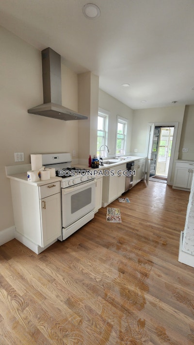 Medford 3 Bed 1 Bath MEDFORD  Tufts - $4,000 No Fee
